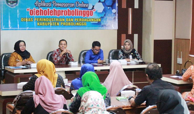 Dinas Perindustrian dan Perdagangan (Disperindag) Probolinggo saat menyosialisasikan aplikasi pemasaran oleholehprobolinggo.