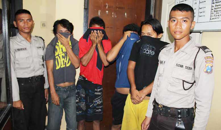 JUDI: Keempat tersangka sopir truk luar kota yang tertangkap sedang judi domino saat di Mapolsek Sidoarjo Kota, kemarin. foto: catur/ BANGSAONLINE
