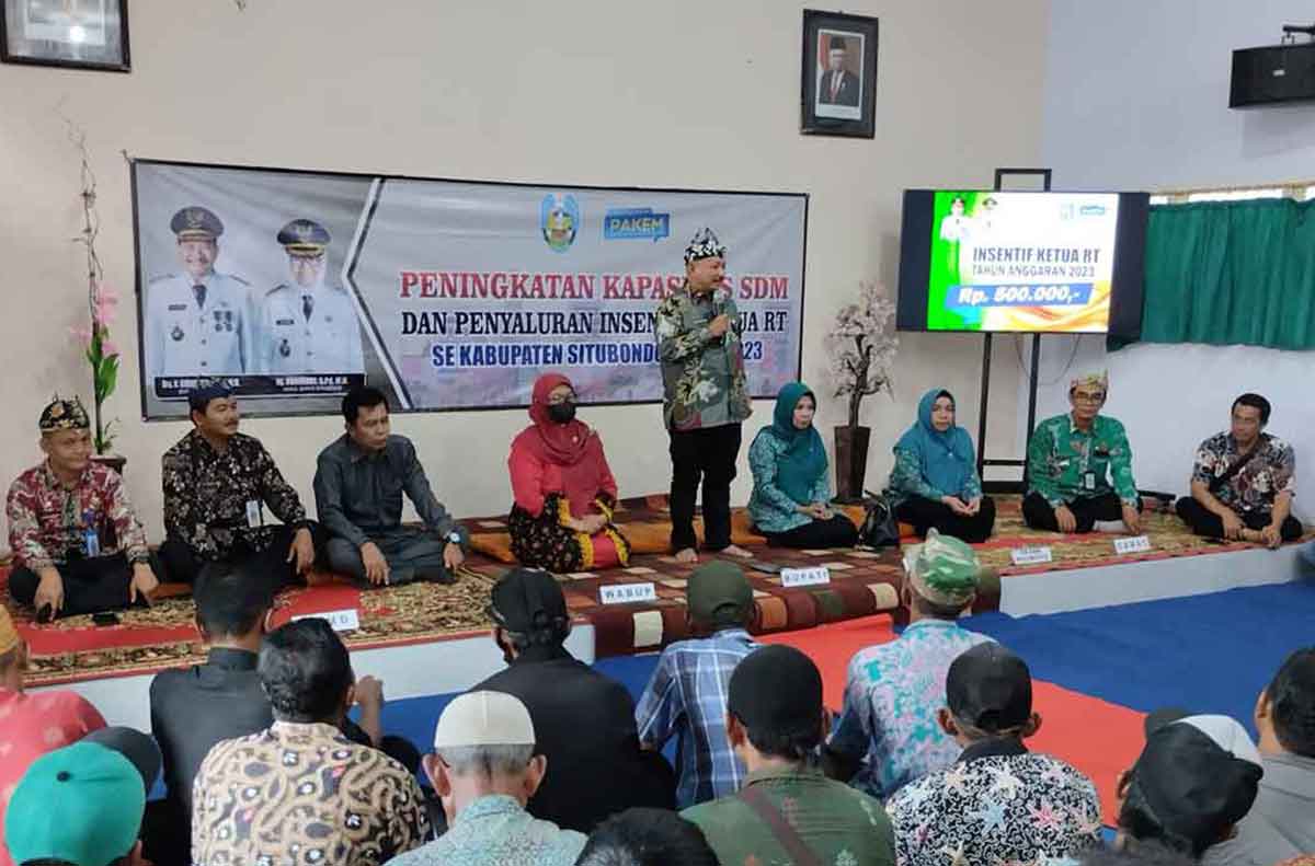 Bupati Situbondo, Karna Suswandi, saat memberi sambutan pada pemberian insentif untuk Ketua RT di Kecamatan Suboh.
