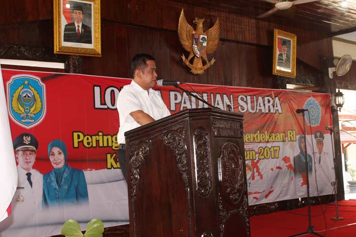 Bupati Nganjuk Drs H Taufiqurrahman memberikan sambutan pada pembukaan lomba paduan suara. 