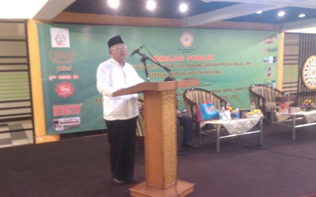 Ketua MUI KH Ma’ruf Amin jadi pembicara dalam dialog publik tentang jaminan produk halal di Masjid Al-Akbar Surabaya, Jumat (3/6). 
