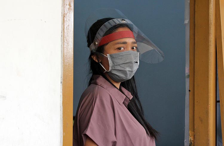 Face shield produksi Endah. (foto: ist).