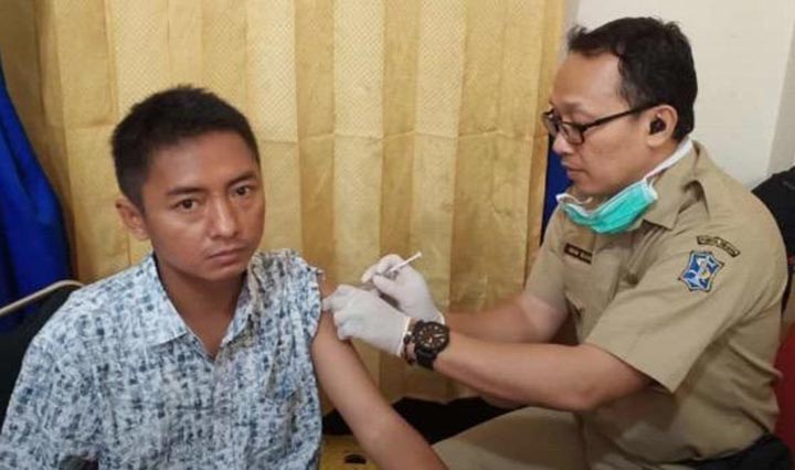 Zainal Ibad saat diberikan vaksin influenza oleh petugas medis. foto: ist