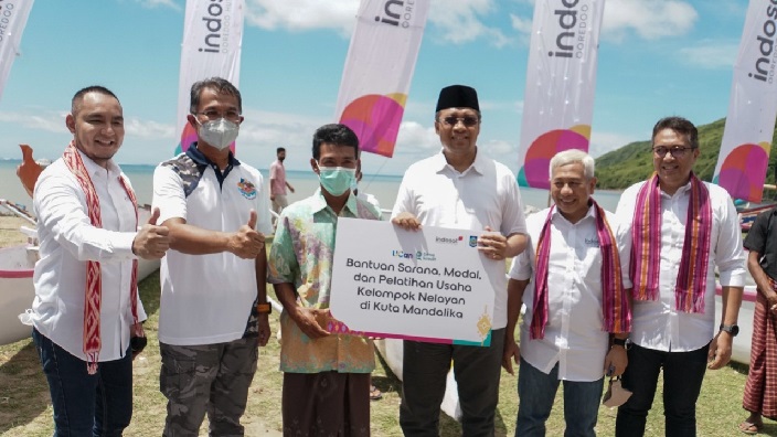 Indosat saat memberikan bantuan sarana, modal dan pelatihan pada salah satu kelompok nelayan.