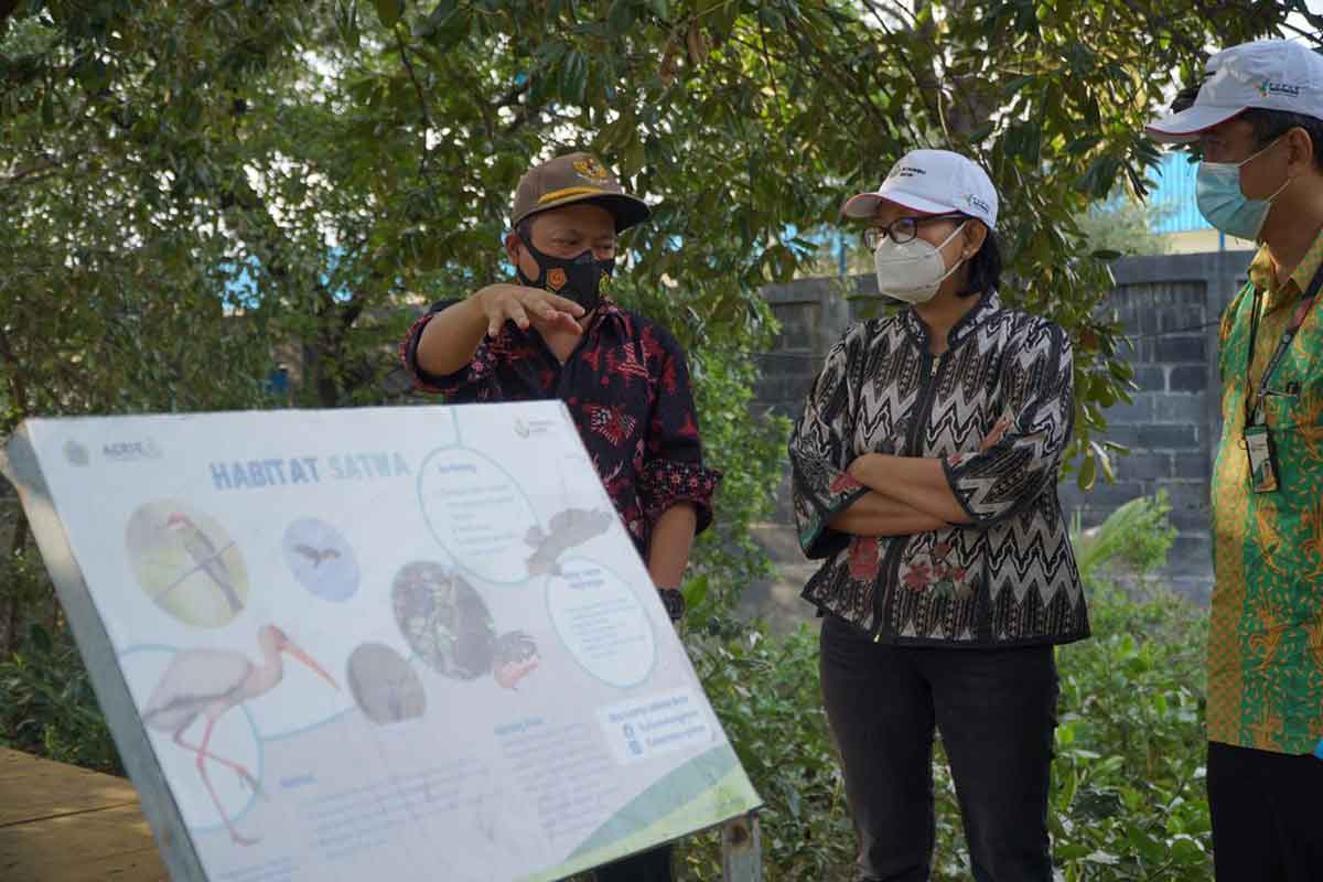 Kades Sukorejo, Fatkhur Rokhman saat menerima kunjungan Direktur Operasi dan Produksi Petrokimia Gresik, Digna Jatiningsih. Foto: Ist.