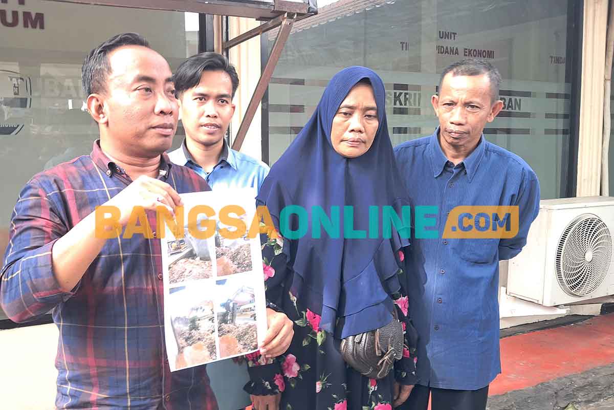 kuasa Hukum pelapor, Nur Azis, didampingi saat menunjukkan foto pengerusakan pagar yang diduga dilakukan Pemerintah Desa Mlangi, Kecamatan Widang, Tuban. Foto: ACHMAD CHOIRUDIN/BANGSAONLINE