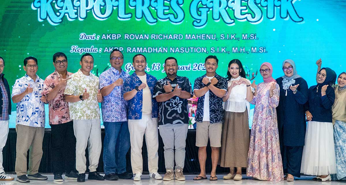 Bupati Fandi Akhmad Yani bersama Wabup Fandi Akhmad Yani didampingi istri saat menghadiri pisah sambut Kapolres Gresik. Foto: Ist.