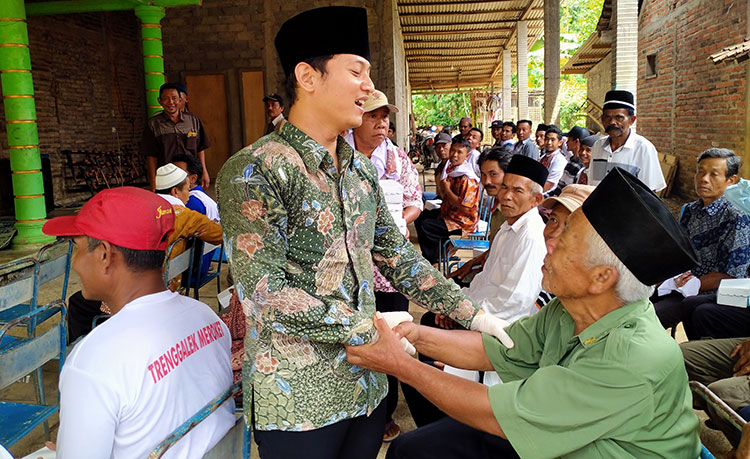 Cabup Arifin saat berada di Dusun Jogadi, Desa Pandean. (foto: HERMAN/ BANGSAONLINE)