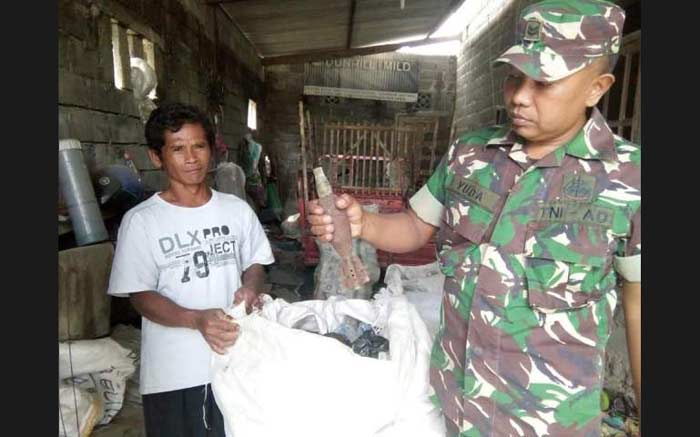 Petugas tunjukkan jenis mortir yang ditemukan tukang rombeng. 