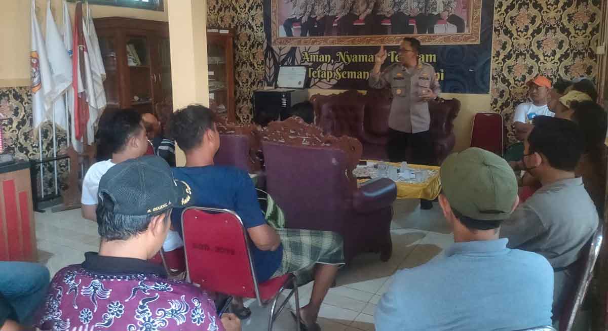 Warga saat mendatangi Kantor Desa Kepohagung, Kecamatan Plumpang, Tuban, Sabtu (2/8/2025) lalu.