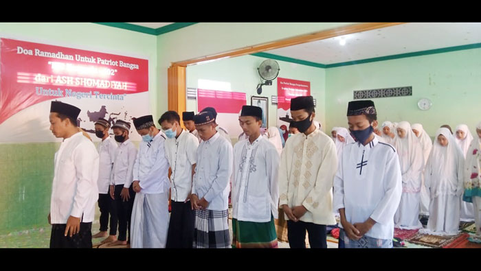 Puluhan Santri Pondok Pesantren Ash Shomadiyah Tuban melaksanakan Salat Ghaib.