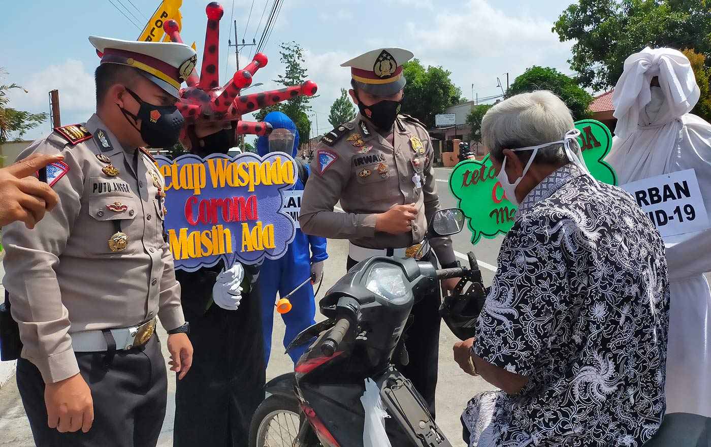 Salah satu pengendara yang kedapatan tidak memakai masker diberi pembinaan dan masker gratis, sebelum diperbolehkan melanjutkan perjalanan kembali.