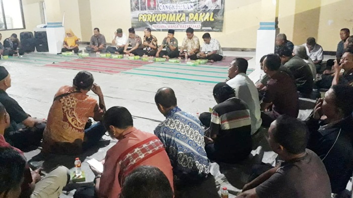 Acara cangkruk bareng masyarakat yang digelar di salah satu Balai RW setempat pada Rabu (19/2) malam.