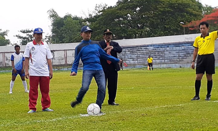Imam Suyono, Ketua Askab PSSI Mojokerto membuka turnamen dengan tendangan di tengah-tengah lapangan, antara Kedung Mungal, Kecamatan Pungging melawan PS Sugeng Kecamatan Trawas.