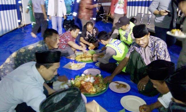 Potong tumpeng di lokasi Sumur Tapen 2 yang diikuti jajaran redaksi PT Pertamina EP, Muspika dan masyarakat sekitar. foto: SUWANDI/ BANGSAONLINE