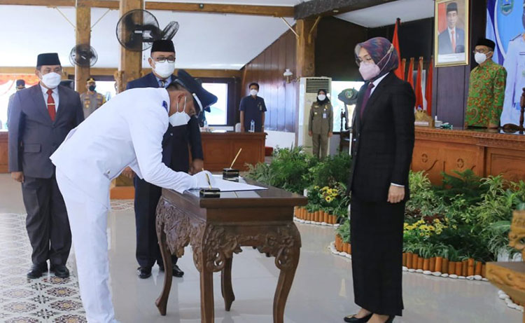 Bupati Probolinggo Puput Tantriana Sari melantik sebanyak 61 kades terpilih hasil pemilihan bulan Mei 2021. Pelantikan tersebut dilaksanakan secara simbolis di Pendopo Kabupaten Probolinggo, Senin (9/8/2021). (foto: ist)