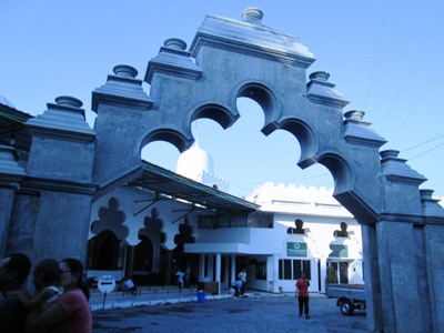 ?Masjid Rahmat Surabaya kini dilengkapi pintu gerbang yang tampak megah. Foto diambil Selasa (1/7). foto : nisa/BANGSAONLINE