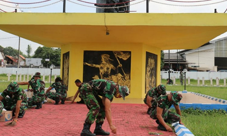 Sambut Hari Pahlawan, Anggota Kodim 0827/Sumenep Bersih-Bersih TMP Jokotole. (foto: ist)