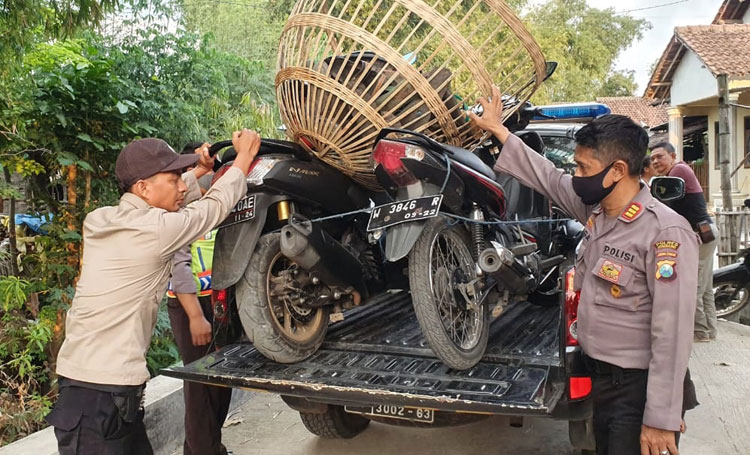 Petugas hanya mengamankan 6 ekor ayam aduan dan beberapa kurungan, serta 5 unit sepeda motor yang ditinggal lari pemiliknya. foto: AAN/ BANGSAONLINE