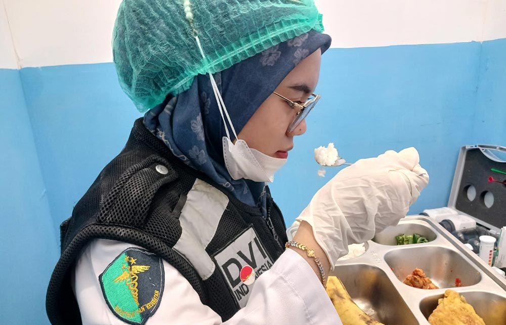 Anggota Dokkes Polres Ngawi saat melakukan pengecekan menu MBG.