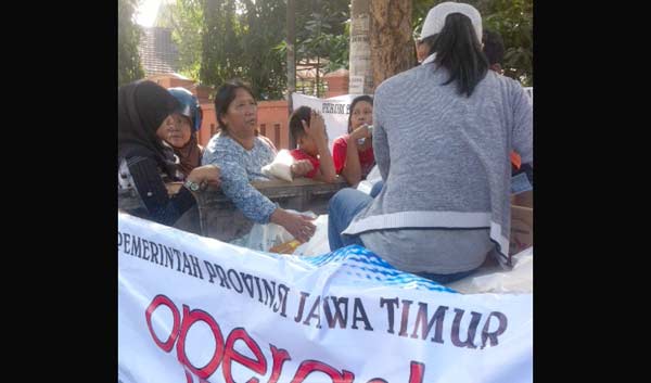 Operasi Pasar di Brangkal diserbu pembeli. foto: YUDI EP/ BANGSAONLINE