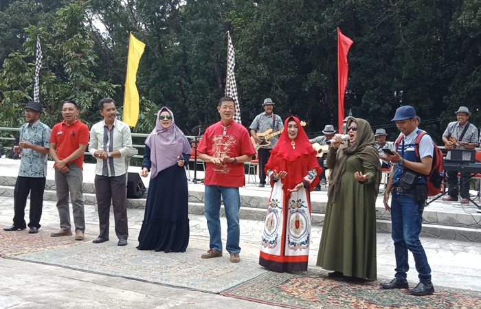Tampak Evi berjoget dengan para Caleg yang hadir. 