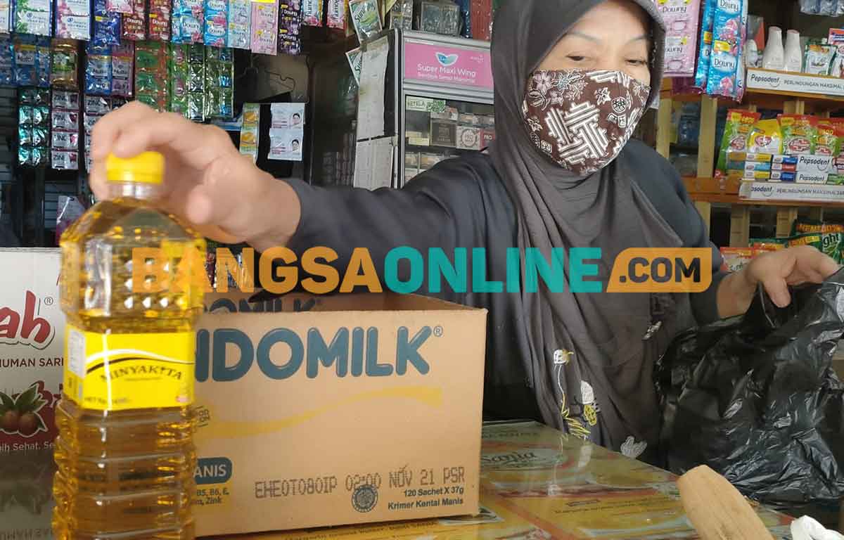 Salah satu pedagang saat melayani pembeli. Foto: BANGSAONLINE