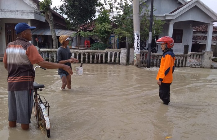 Banjir luapan Kali Lamong merendam rumah warga dan jalan desa. foto: SYUHUD A/BANGSAONLINE
