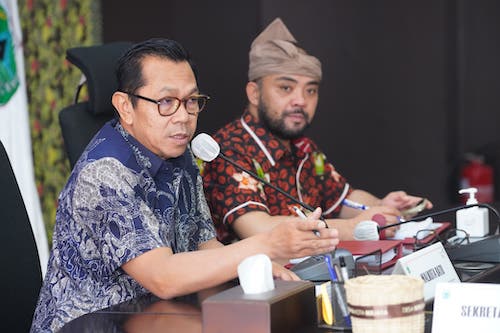 Wali Kota Batu, Nurochman saat memberikan saat memimpin rapat persiapan libur lebaran, didampingi Wakil Wali Kota Batu, Heli Suyanto.