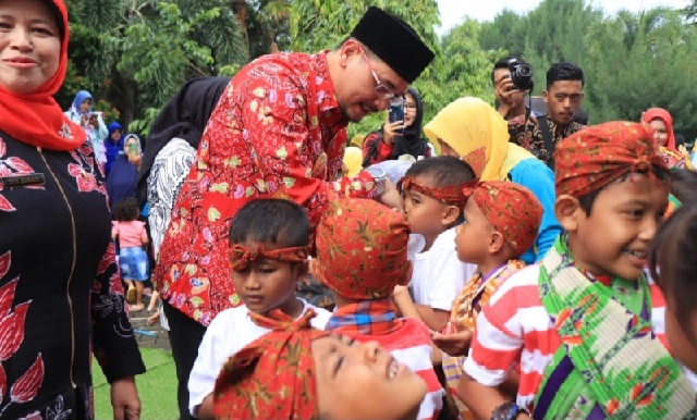 Plt Wali Kota Pasuruan Raharto Teno dan Plt. Kepala Dinas Pendidikan dan Kebudayaan Ir. Siti Zuniati, M.M. saat menyalami anak-anak peserta lomba.