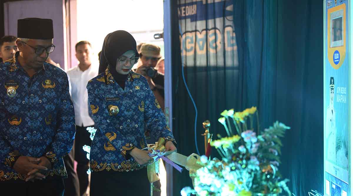 Wali Kota Kediri didampingi wakilnya saat pemotongan pita yang dilakukan ketika peluncuran ATM Beras MAPAN. Foto: Ist