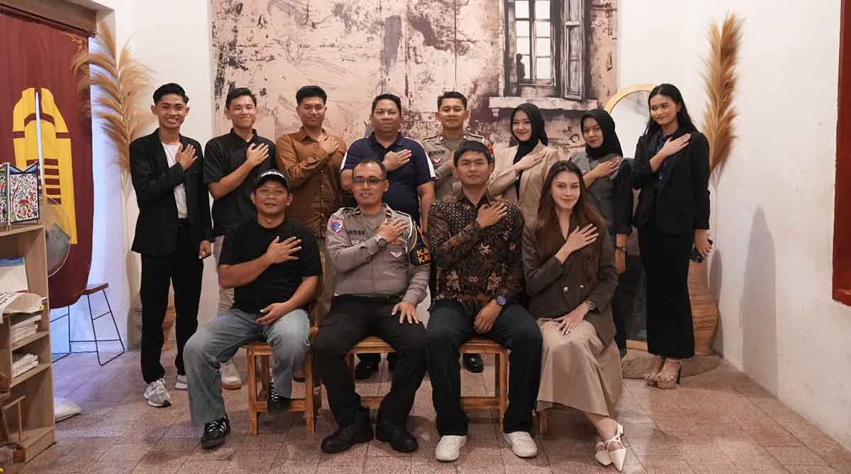 Kanit Kamsel Satlantas Polres Gresik, Ipda Andreas Dwi Anggoro, bersama Duta Lalu Lintas 2025, Zikky Karamy dan Yohara Kayzabrina Pinky. Foto: Ist