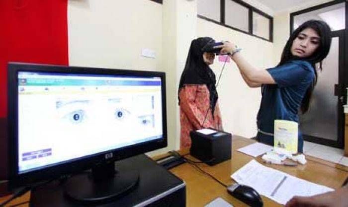 Seorang warga saat melakukan perekaman e-KTP. foto: ilustrasi