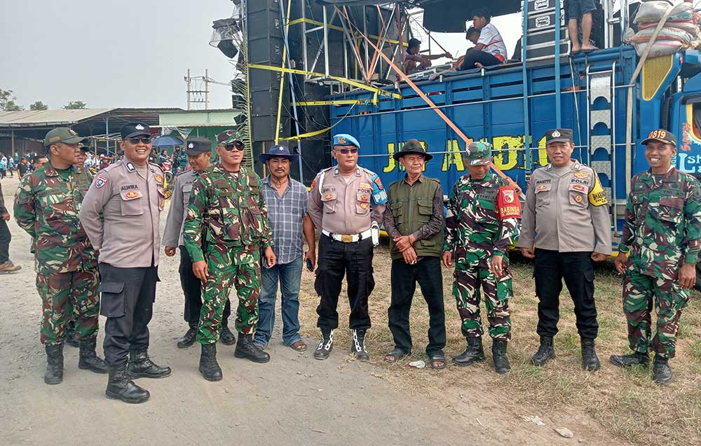 Kades Jeruk Purut H. Slamet dan Kasun Dieng Rokhim bersama Muspika Gempol foto bersama dengan latar belakang sound horeg.