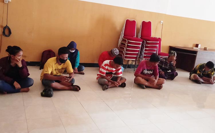 7 remaja yang kedapatan nongkrong diberi pembinaan di kantor Satpol PP Kota Probolinggo.