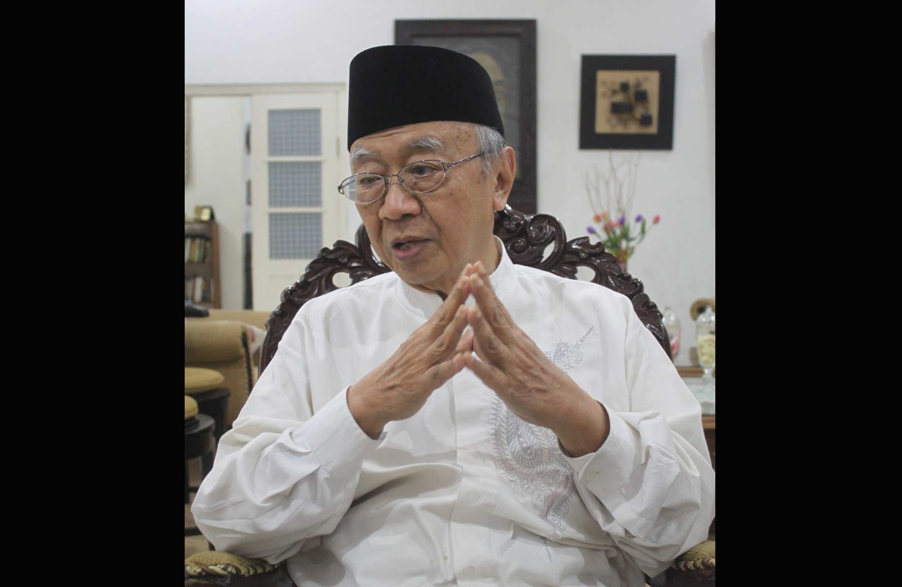 KH Salahuddin Wahid (Gus Solah), Pengasuh Pondok Pesantren (Ponpes) Tebuireng Jombang saat ditemui di kediamannya, Jumat (28/10) sore. foto: ROMZA/ BANGSAONLINE