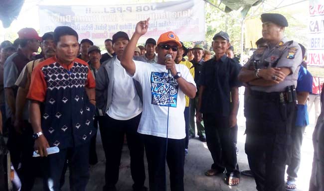 Ratusan warga saat menggelar unjuk rasa di lokasi tapak sumur Pad B Lapangan Mudi. foto: SUWANDI/ BANGSAONLINE