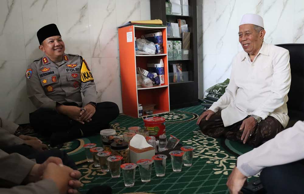 Kapolres Mojokerto Kota AKBP Herdiawan Arifianto saat berbincang dengan Ketua MUI Kota Mojokerto KH Abdul Halim Hasyim