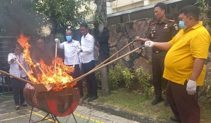 Pemusnahan barang bukti perkara inkrah yang dilakukan oleh Kejari Lamongan