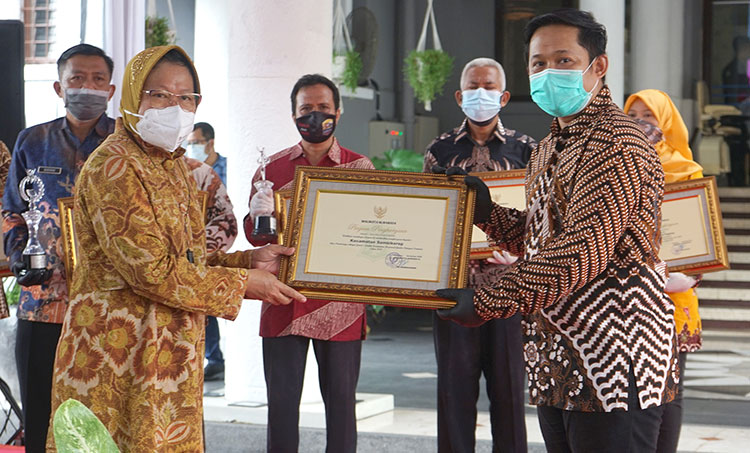 Wali Kota Risma menyerahkan penghargaan kepada 12 kampung berprestasi. (foto: ist)