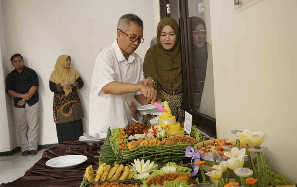 Kepala Kantah Kabupaten Pasuruan, Herman Hidayat, saat melakukan potong tumpeng.