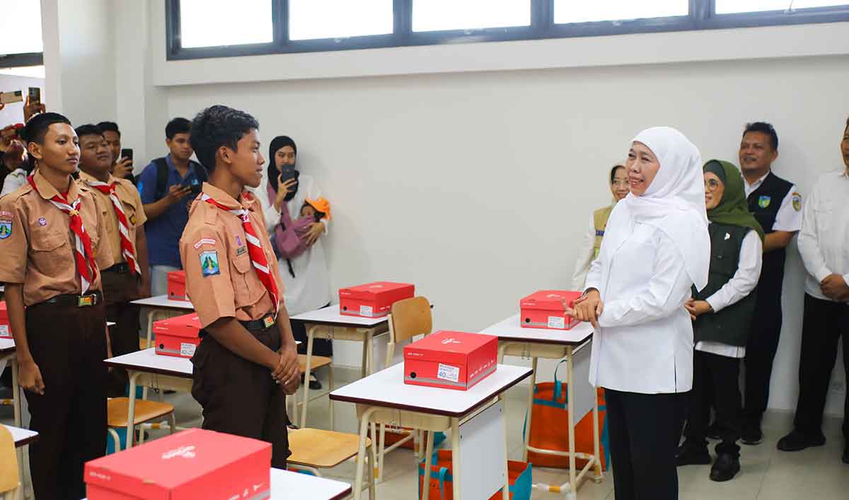 Gubernur Khofifah saat menyapa pelajar di Sekolah Rakyat.