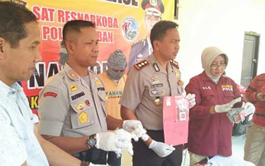 Kapolres Tuban saat menunjukkan barang bukti sabu dan beserta tersangka pengedar sabu.
