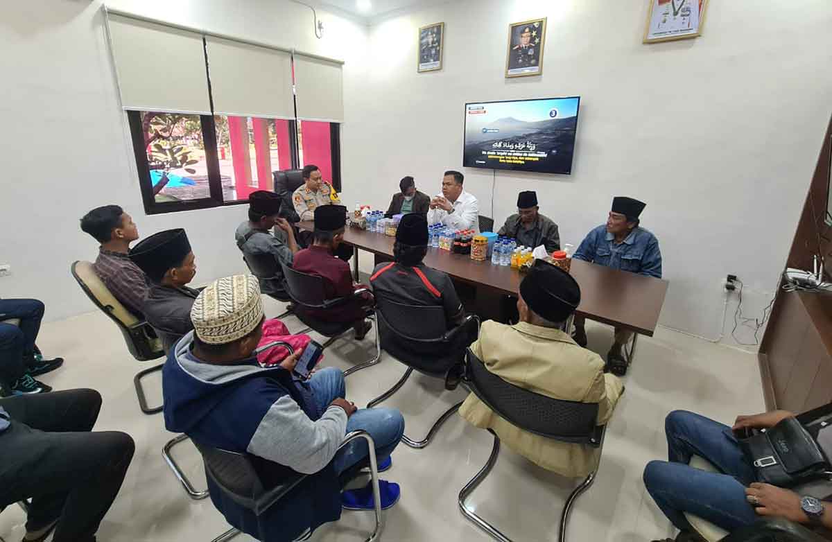 Sejumlah tokoh masyarakat dari Desa Sepulu saat mendatangi Polres Bangkalan.