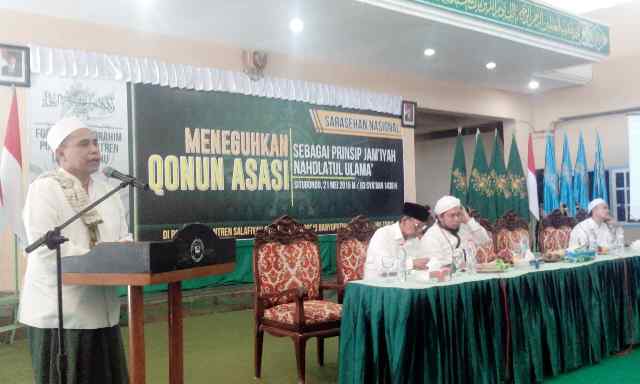 KH Muhyiddin Abusshomad saat memberi sambutan dalam acara Sarasehan Nasional di Pesantren Salafiyah Syafiiyah Sukorejo Asembagus Situbondo Jawa Timur. Foto: bangsaonline.com