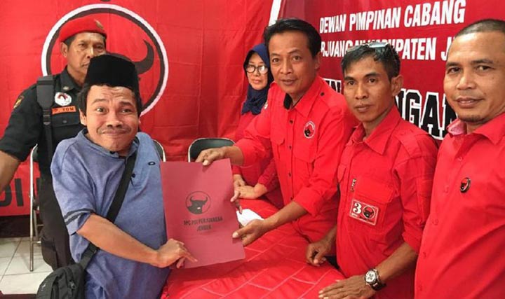 Kusbandono (39), penyandang disabilitas saat mengambil formulir pendaftaran calon bupati di kantor DPC PDIP Jember. foto: detik.com