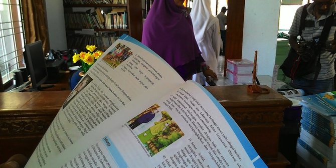 Materi buku di sekolah makin memprihatinkan. Tampaknya ada oknum yang sengaja memasukkan kepentingan untuk mendoktrin anak didik kita. Dalam buku SMU ini diajarkan siswa pacaran. ©2014 Merdeka.com/Afifuddin Acal