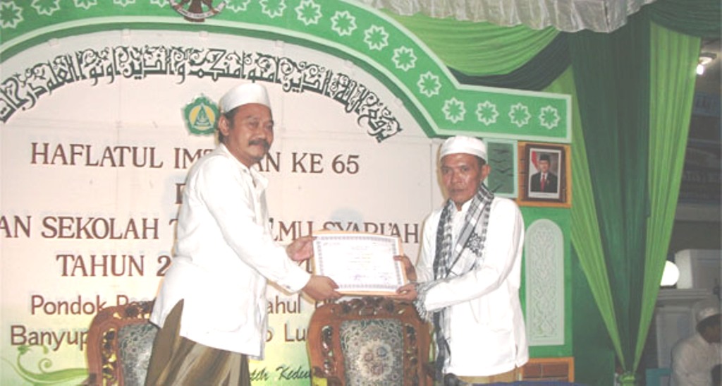 KH Husni Zuhri (bersorban hitam ). Foto: lumajangsatu.com