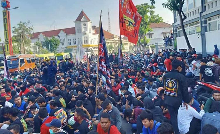 Ribuan Pesilat Pagar Nusa mendatangi Mapolrestabes Surabaya untuk menuntut polisi menangkap pelaku penganiayaan pesilat Pagar Nusa hingga tewas. foto: ist.