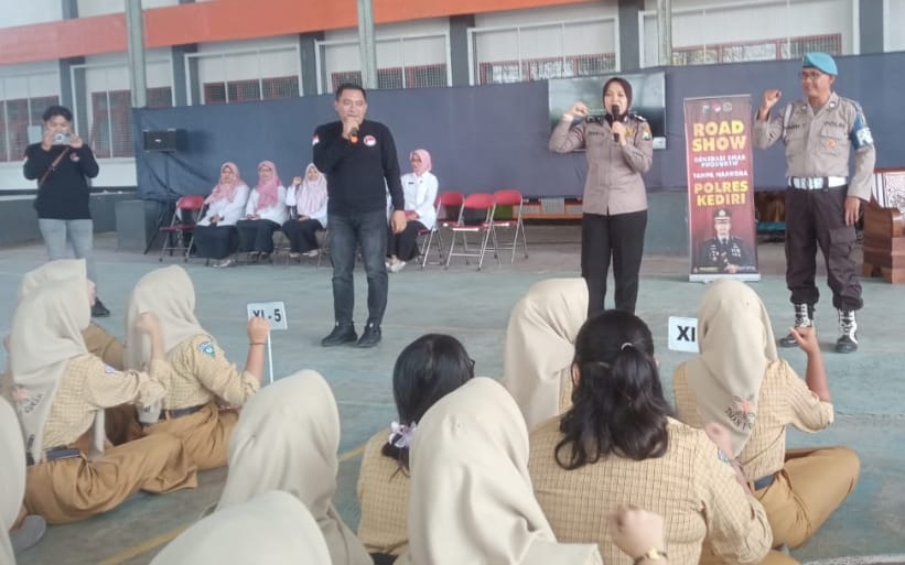 Satresnarkoba Polres Kediri saat memberi penyuluhan bahaya narkoba di SMAN 1 Gurah. (Ist). 
